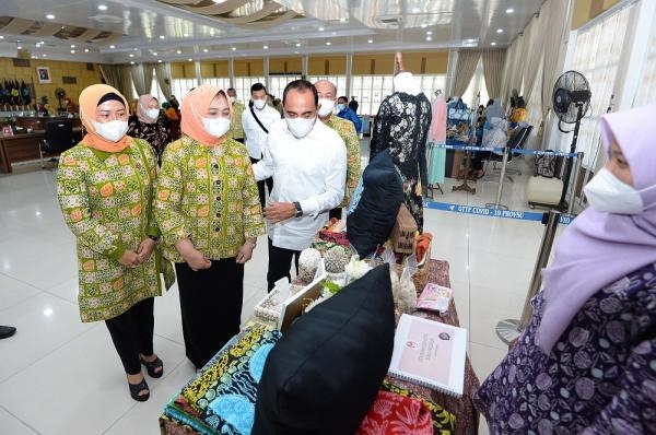 Tingkatkan Produkivitas Perajin, Gubernur Edy Rahmayadi Ingatkan Dekranasda Jalin Kemitraan di Daerah